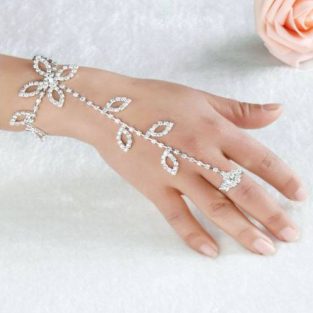 תכשיט ערב: צמיד וטבעת מחוברים בשיבוץ קריסטלים עיצוב עלים