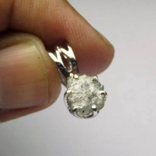 לכלה ולערב: תליון כסף בשיבוץ יהלום גלם לבן 0.65 קרט