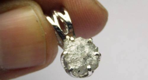 לכלה ולערב: תליון כסף בשיבוץ יהלום גלם לבן 0.65 קרט