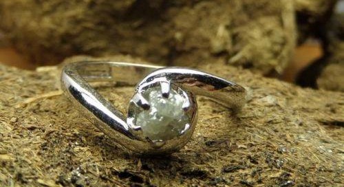 לכלה ולערב: טבעת כסף בשיבוץ יהלום גלם לבן 0.50 קרט