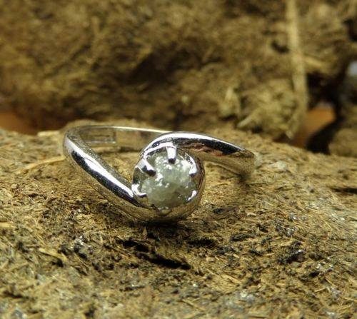 לכלה ולערב: טבעת כסף בשיבוץ יהלום גלם לבן 0.50 קרט