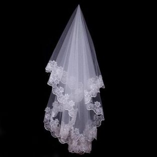 לחופה: הינומה לבנה ארוכה עיטור תחרה אורך: 1.5 מ'