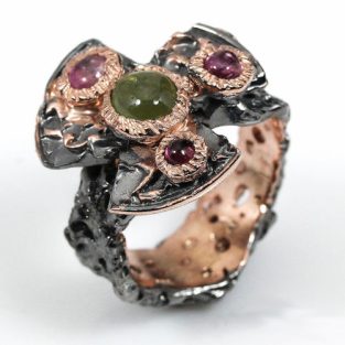 תכשיט לכלה ולערב: טבעת בשיבוץ ספיר ירוק וטורמלין ורוד תכשיט יוקרה עבודת יד