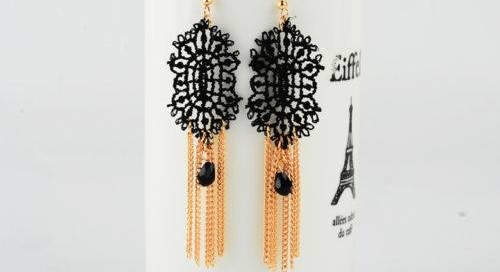 תכשיט ערב: עגיל מוזהב רקום בתחרה שחורה עיצוב ארוך