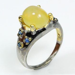 תכשיט לכלה ולערב: טבעת בשיבוץ אבני אופל צהוב וספיר כחול
