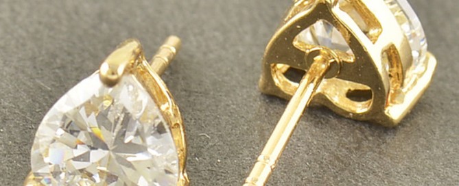 תכשיט לחינה ומסיבת רווקות: עגילי גולדפילד עיצוב לב בשיבוץ קריסטל