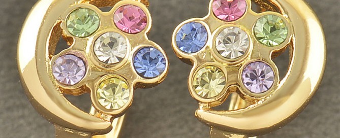 תכשיט לחינה ומסיבת רווקות: עגילי גולדפילד בשיבוץ קריסטלים צבעוני