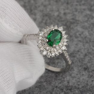 תכשיט לכלה ולערב: טבעת כסף בשיבוץ אמרלד וזירקונים מידה: 7