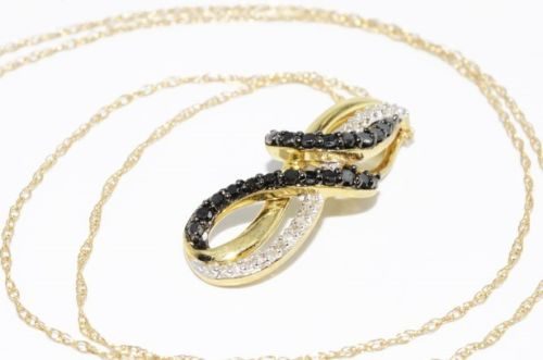 תכשיט זהב לכלה: תליון ושרשרת זהב צהוב בשיבוץ יהלומים שחורים ולבנים