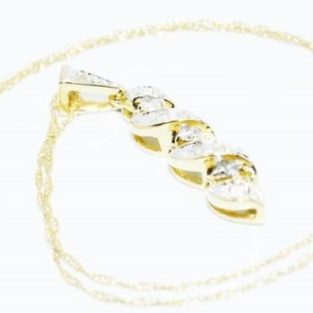תכשיט זהב לכלה: שרשרת ותליון זהב 14 קרט בשיבוץ יהלומים