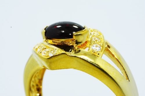 תכשיט לכלה ולערב: טבעת כסף בציפוי זהב בשיבוץ גרנט וטופז לבן מידה: 9