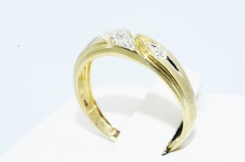 תכשיט לכלה ולערב: טבעת נישואין זהב צהוב 10 קרט בשיבוץ יהלומים לבנים