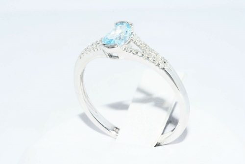 תכשיט לכלה ולערב: טבעת זהב לבן 10 קרט בשיבוץ טופז כחול + 28 יהלומים לבנים מידה: 7.25