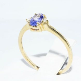 תכשיט לכלה ולערב: טבעת זהב צהוב 14 קרט משובצת טנזנייט + 2 יהלומים לבנים מידה: 6.75