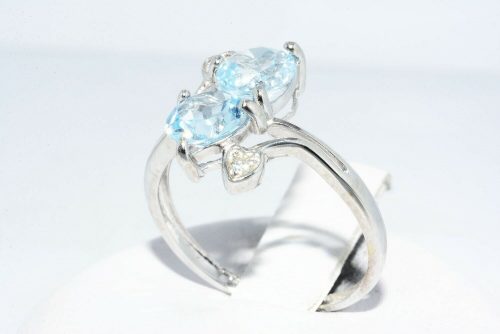 תכשיט לכלה ולערב: טבעת זהב לבן 10 קרט בשיבוץ 2 טופז כחול + 2 יהלומים עיצוב לבבות מידה: 6